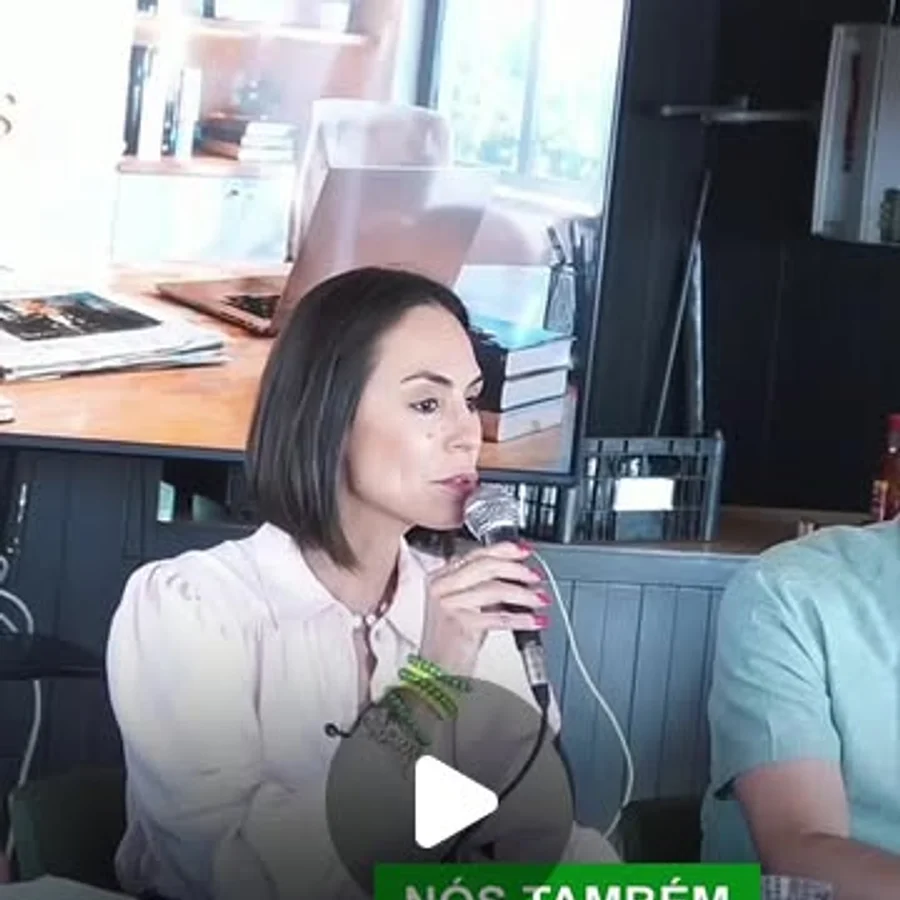 Luana Ruiz falando ao microfone em um encontro público